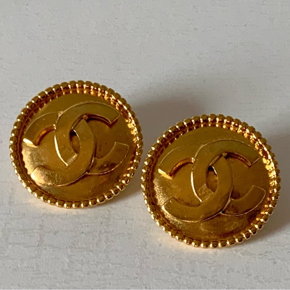 CHANEL 24K Gold Plated Interlocking CC Embossed Clip-on Earrings 1996A - Picture 2 of 14